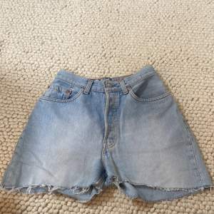 Säljer Levis 901 shorts. Osäker om de är avklippta jeans eller ej. Köpta på secondhand. Sparsamt använda av mig. Storlek: w 29  Obs! Liten rosa fläck på höger sida, se bild. 