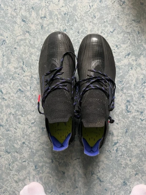 Adidas fotbollsskor - Säljer dessa adidas i skruvdobb. Skorna är i storlek 40 2/3. Dom är i mycket bra skick. Skriv vid frågor eller mer bilder. Kan gå ned i pris vid snabb affär