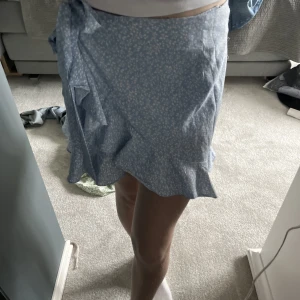 Kjol - Säljer denna fina blå kjolen💋fint skick, som oanvänd👍🏽❤️