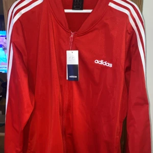 Röd adidas tröja (hoodie) - Helt ny, aldrig använd  Säljer den på grund av fel storlek  Storlek XL