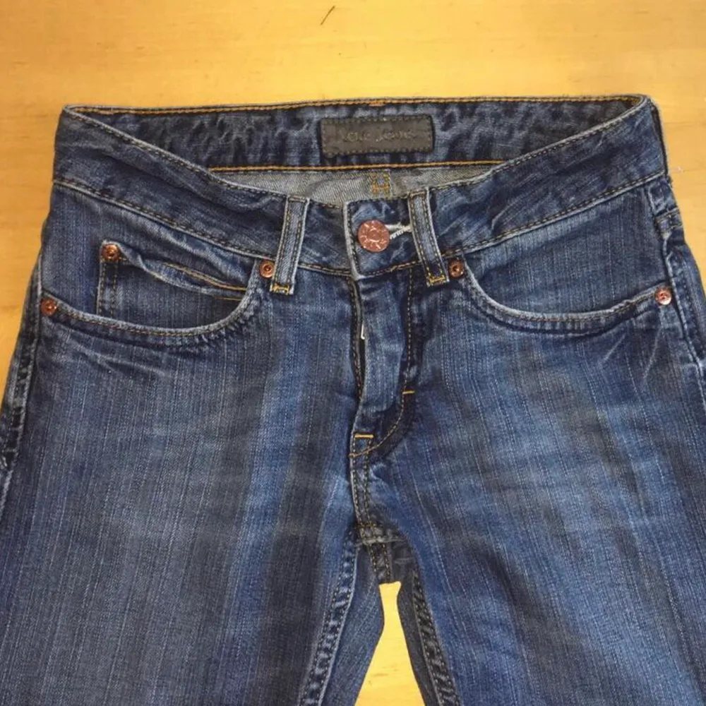 Lågmidjade raka jeans från Acne.  Storlek 25/32 men är avklippta så passar mer 25/30 (ca 160-165).  Inget slitage då de är använda väldigt få gånger. . Jeans & Byxor.