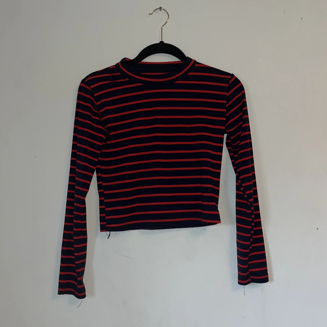 Randig tröja i svart och rött