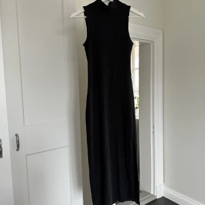 Långklänning från Nakd - Svart ribbad långklänning från Nakd i storlek S🤍Använd en gång🫶🏼