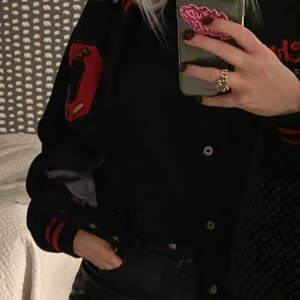 Vintage collegejacka - Vintage collagejacka strl 40 (stor i strl). Väldigt fintskick för att vara välanvänd. Inhandlad på en vintage butik för 3 år sedan