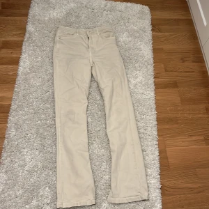 Zara jeans - Varan är full längd, storlek 36 och har slittar på insida benet, jag är 174 cm lång