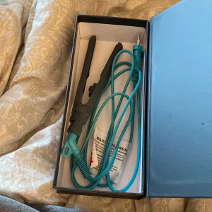 Plattång från lyko - Denna jättesmidiga plattång är bra för dig med kort hår. Blir varm snabba och det finns en on/off knapp. Den är liten och smidig därför kan man ta med den i handväskan tillexempel till skolan. Har aldrig andvänt den så den är i nyskick! Origalpris 400. 