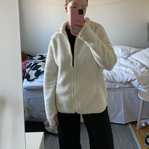 Teddyjacka - Säljer denna söta jacka i teddymaterial då den inte kommer till användning längre! Endast använd ett par gånger så i superfint skick😊 Jag är 163 cm och jackan är i strl XS