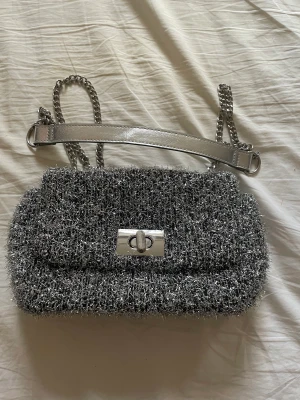 Fest väska H&M - Fin glittrig fest väska från H&M! Aldrig använd ❤️ Köpte för 200kr , säljer för 100kr ❤️