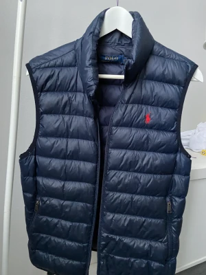Ralph Lauren väst - Ralph Lauren väst som knapp använd men är för liten nu så säljer för mindre halva priset ny pris 3000