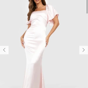 Balklänning  - Säljer denna fina balklänning då jag ångrat mig! Alltså oanvänd🥰 storlek 38 men passag mig som har 36