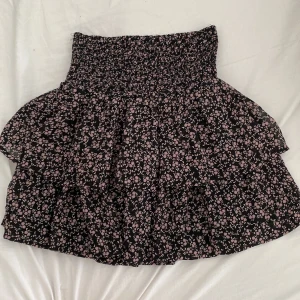 söt sommarkjol - Söt blommig volangkjol 💓säljer då den inte används💓från Kappahl förra året, vet inte om den finns kvar, tror den köptes för 300/350kr, säljer för 150kr+frakt💓storlek 158/164, passar mig som är S men skulle passa någon Xs-M också💓💓