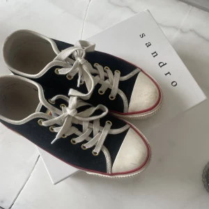 sandro skor - säljer mina så snygga skor från sandro paris! lite smutsiga på bilden men tvättar dem såklart innan jag postar 🕺🏼