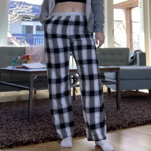 Rutiga pyjamasbyxor  - Säljer dessa helt nya rutiga pyjamasbyxorna från Björn Borg! De är i storlek 158/164 men passar xs/xxs ❤️