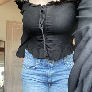 Svart blus  - Svart blus i storlek XS från bikbok! As snygg att ha när man vill vara lite finare. Köpt för 300 kr säljer för 150 kr plus frakt 
