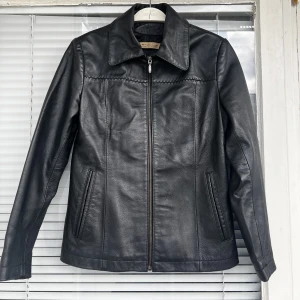 Vintage läderjacka  - Supersnygg, knappt använd vintage läderjacka säljes. Strl: S. Vid frågor skriv gärna♥️
