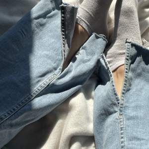 Supersnygga flared jeans som är helt oanvända, inga defekter💙Superfin färg och passform🌸