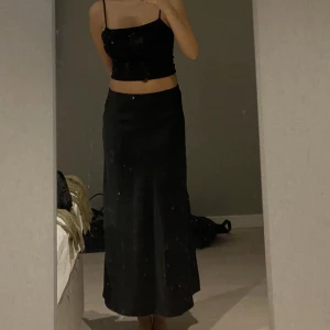 Satinkjol lång - Svart lång satinkjol i storlek S, från Bik Bok, endast använd ett fåtal gånger🫶🏼