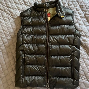 Parajumpers väst (Kvitto finns) - Bra skick! Nästan helt oanvänd. 100% äkta. Möts ej upp! Köparen betalar för frakten!  Storlek är 176/188 Large 16 år. Passar S/M i vuxenstorlek.    Kvitto finns!