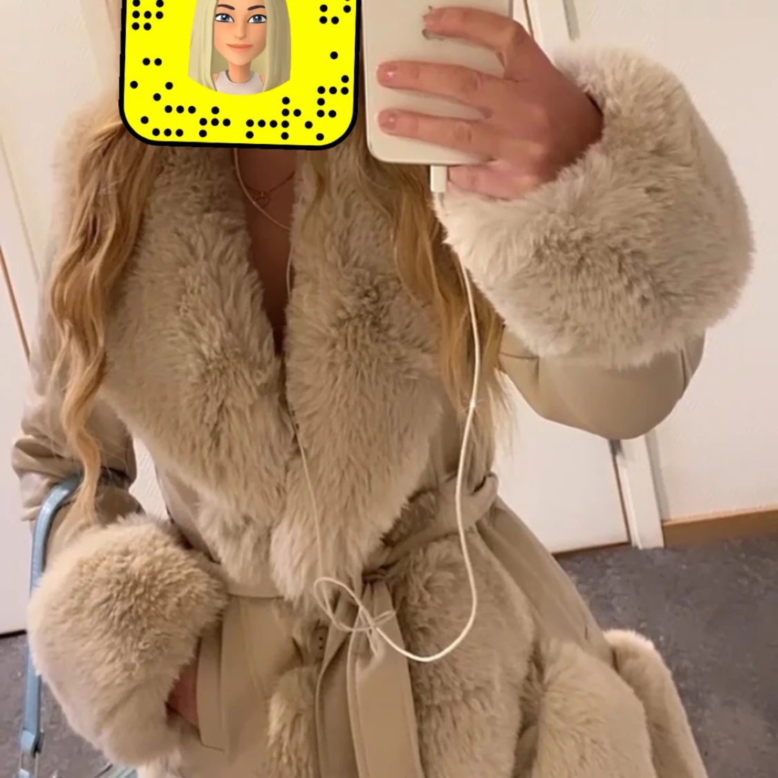 Beige kappa med fuskpäls från DennisMaglic - 91