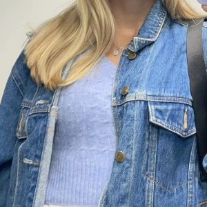 Blå stickad väst - Stickad blå väst från BikBok!💙 Kortare modell. Jättefin över en skjorta, T-shirt eller bara som en den är till ett par jeans! ja Mycket bra skick och använd 2-3 gånger.
