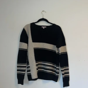 Svartvit stickad tröja - Svartvit stickad tröja utan tecken på användning.