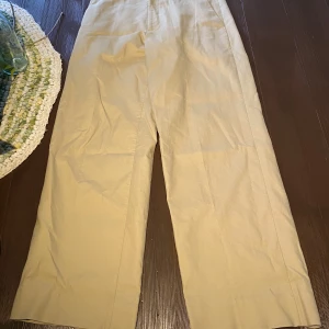 COS Chinos i Beige - Hej, säljer ett par riktigt snygga COS chinos i beige färg. Storlek 48 och de har en ledig, straight och vid passform. Passar någon mellan 180-190. Toppen skick och knappt använda. Nypris va runt 1000kr. Priset är inte hugget i sten. Hör av dig!