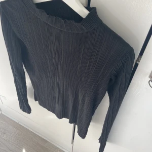 Tight ribbad tröja - Långärmad tight ribbad tröja från STAY, Otroligt skönt material, snygg passform, sitter som en smäck. Snyggt ärm slut🥰
