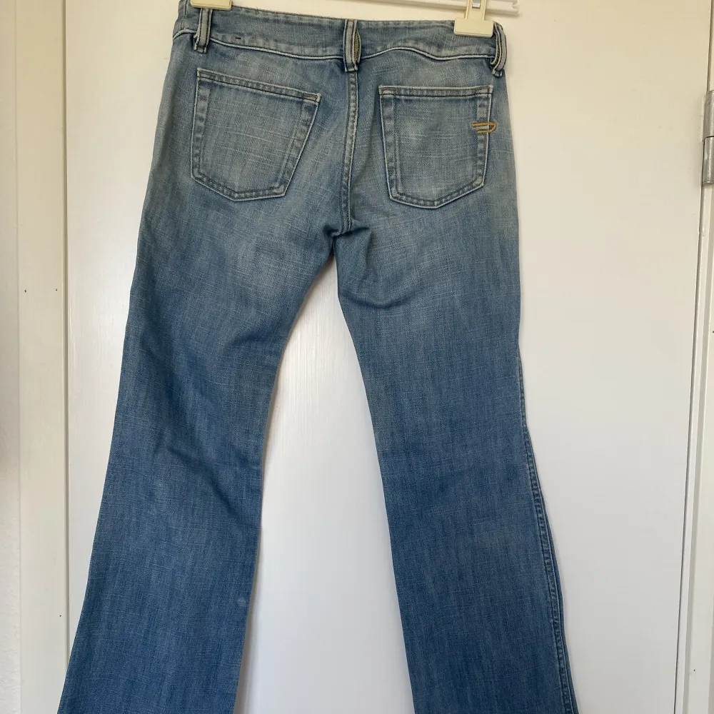 Så snygga lågmidjade diesel jeans!! De är lite slitna och har någon vit fläck på ena benet, men går säkert att tvätta bort!  . Jeans & Byxor.