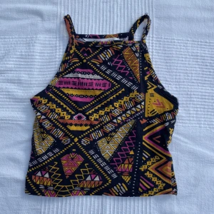 Linne coachella  - Linne från hms officiella coachella kollektion. Mycket fint mönster i bra skick förutom några lösa trådar. Dessa går att klippa av eller sy till om man skulle vilja. Funktionen på varan försämras inte.