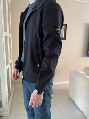 Stone island vindjacka - Skitsnygg vårjacka från Stone island , köpt från johnells förra våren. Köpt för 6000 kr
