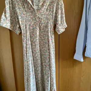 Långklänning  - Jättefin sommar långklänning från zara. Inköpt för 559, dock för liten för mig, därav sälj. Stl M men jag vill påstå S, möjligen Xs! Tjejen som va modell hade klänningen oversized, så vill man ha det rekommenderar jag att man är en stl Xs vanligen 😃