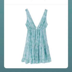 SÅÅÅ fin klänning från pull and bear 💕🥳😍 säljer för att den va lite för liten för mig, storlek XS🫶🏼🫶🏼