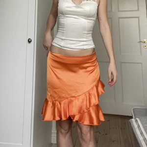 Orange satinvolangkjol - Volangkjol ifrån Zara i storlek S/M. Lågmidjad. Inga defekter. Inte använd.🍊🍊