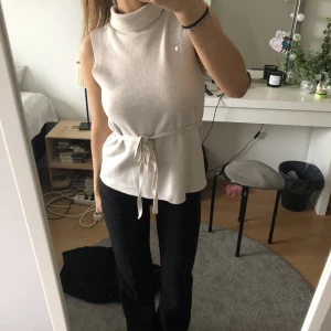 tröja/topp - Topp från zara, använd några ggr, Spårbar frakt 60kr❤️