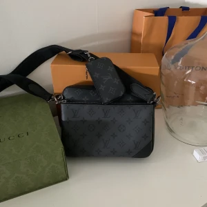 Luis Vuitton trio Messenger bag! -  ÄKTA! Trio Messenger bag (MB025) box/låda finns. skick 8/10  Nypris 23 700kr! Hör av dig om du vill ha fler bilder Byten kan funka allt är intressant 