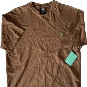 Brun sweet sktbs t-shirt från Junkyard. 10/10 skick och aldrig använd, har bara hängt i garderoben med lappar på. Kolla gärna min profil och kan samman frakta! Priset kan diskuteras.