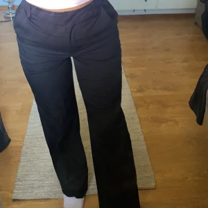 Kostymbyxor - Säljer mina fina kostymbyxor från bikbok som inte kommer till andvändning, nypris 500 säljer för 300kr, är i storlek 36 men är tajtare så skulle säga 34 