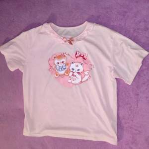 Vit t-shirt med rosa inslag för lolita- och Crybaby-älskare.  Skjorta använd en gång i mycket fint skick.
