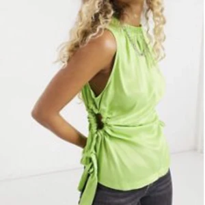 Grön topp - Linne/blus från Topshop använt ett fåtal gånger. Nyskick. Skriv privat vid fler frågor💚