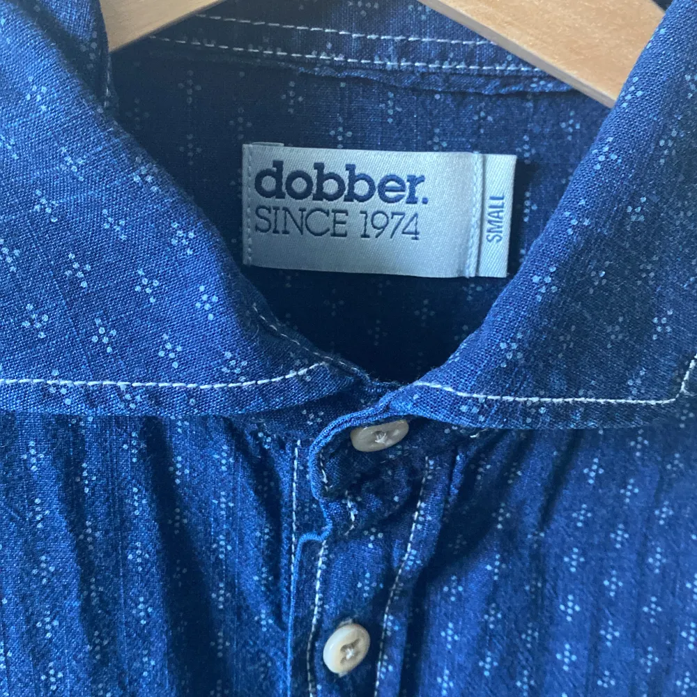 Snygg mörkblå skjorta med vita detaljer från Dobber! Felfri!  Så snygg till våren!  Köparen står för frakten.   Pris kan absolut diskuteras . Skjortor.