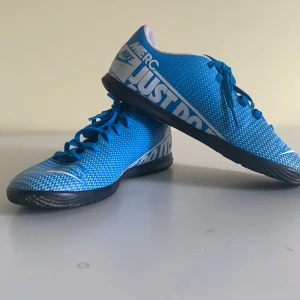 Nike fotbollskor  - Säljer nu ett par Nike fotboll skor. Det är inget fel på dem och dem är helt fläk fria. Och det går att spela både på asfalt eller gräs. Storlek:36 cm.  Pris:250kr men kan diskuteras vid snabbaffär.