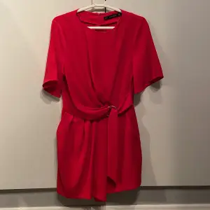 Röd kort jumpsuit från Zara, nyskick 