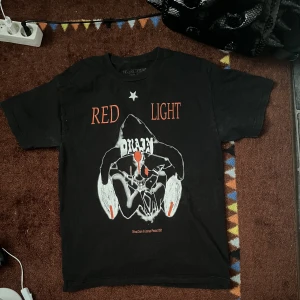 Red Light Bladee - Red light bladee t shirt  Kan it lägga bild av ngn anledning hur den sitter men yäni fråga