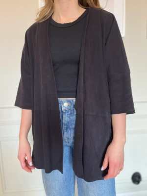 Svart cardigan - Svart cardigan i fejk läder 