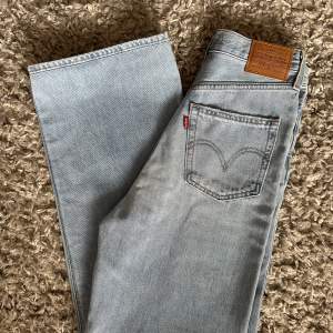 Helt nya, aldrig använda, Levi’s Jeans i modellen ”High Loose”. Storlek 25 i midjan men skulle säga att de även passar för storlek 26-27. Nypris 1345 kr(!)