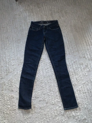 Levis jeans - Levis Bold Curve skinny Strl 25 (=strl 34) Låg midjade Har en form som gör att midjan ser ”smalare” ut än höfterna + passar jättebra till kroppar som brukar få glapp mellan svank och jeans (de här sitter otroligt bra!!) Använda ca 3 ggr (kan ej ha längre)