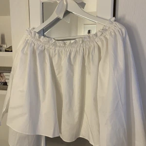 Offshoulderblus - Offshoulderblus som är använd vid ett tillfälle, är som ny!🤍