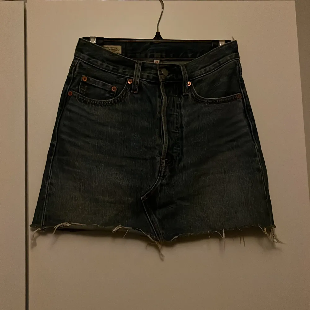En Levis jeans kjol, använd fåtal gånger, storlek 24. Kjolar.