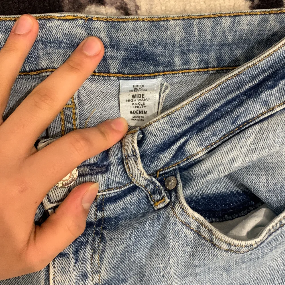 Dessa jeans är från H&M, använt ett ex antal gånger men fortfarande väldigt fina. Lite korta i benen men sitter som en smäck på kroppen. . Jeans & Byxor.