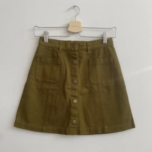 Cargoskirt  - Militärgrön cargoskirt från Monki i storlek 34 💚 Två fickor fram samt knappar hela vägen ned, fint skick och varsamt använd. Köparen står för frakten, bara att höra av sig med frågor osv! 💞